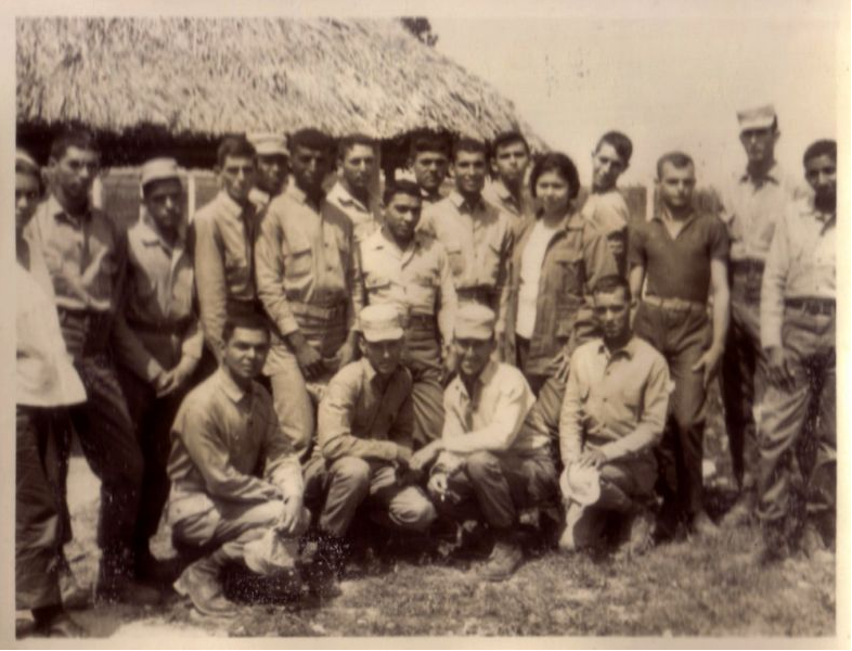 Presos políticos nos campos de concentração cubanos posam para uma foto. Os campos de concentração na ilha foram uma criação do Che, mostrando quem de fato era Che Guevara.
