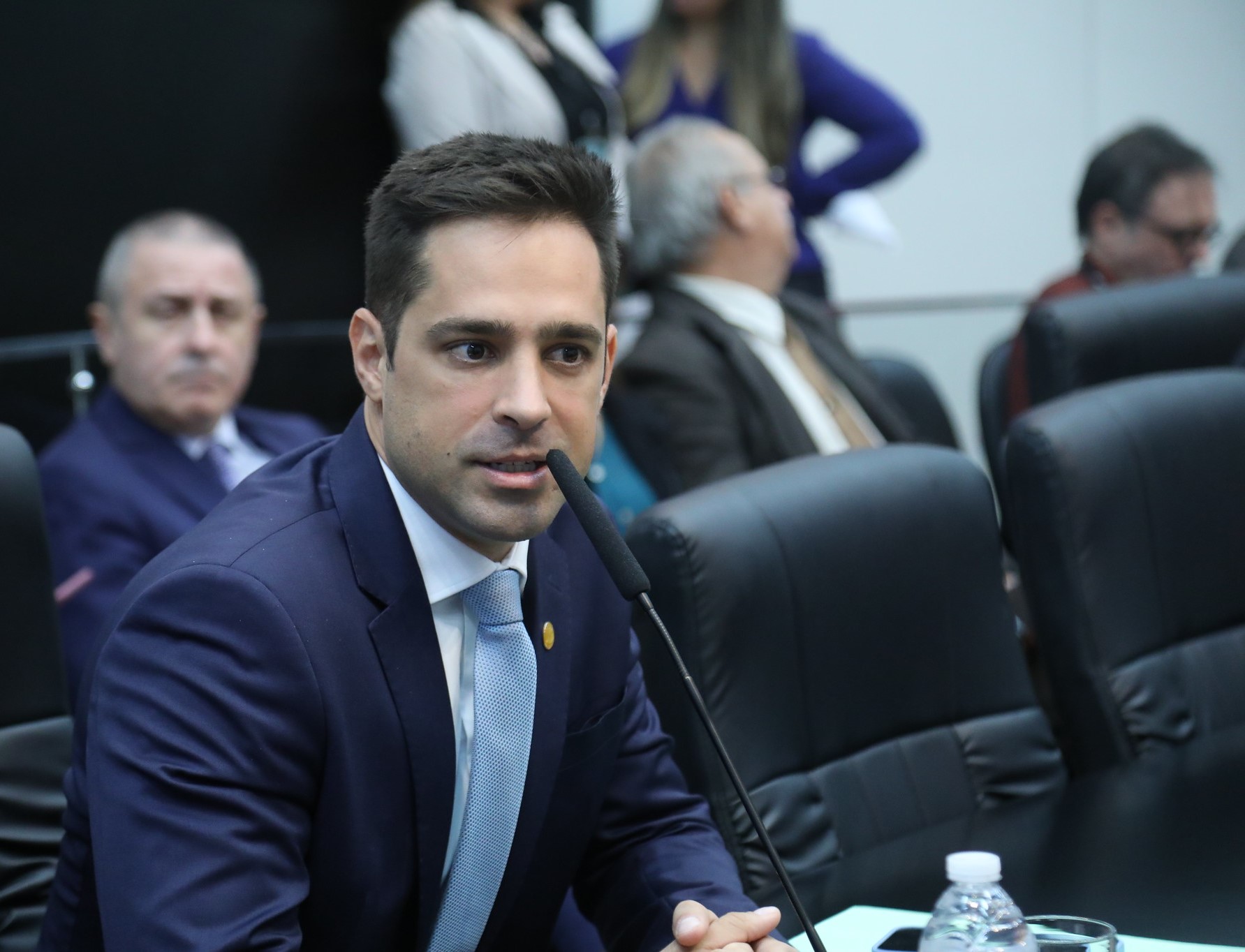 Conselheiro da Petrobras é afastado: justiça acata ação de Leo Siqueira