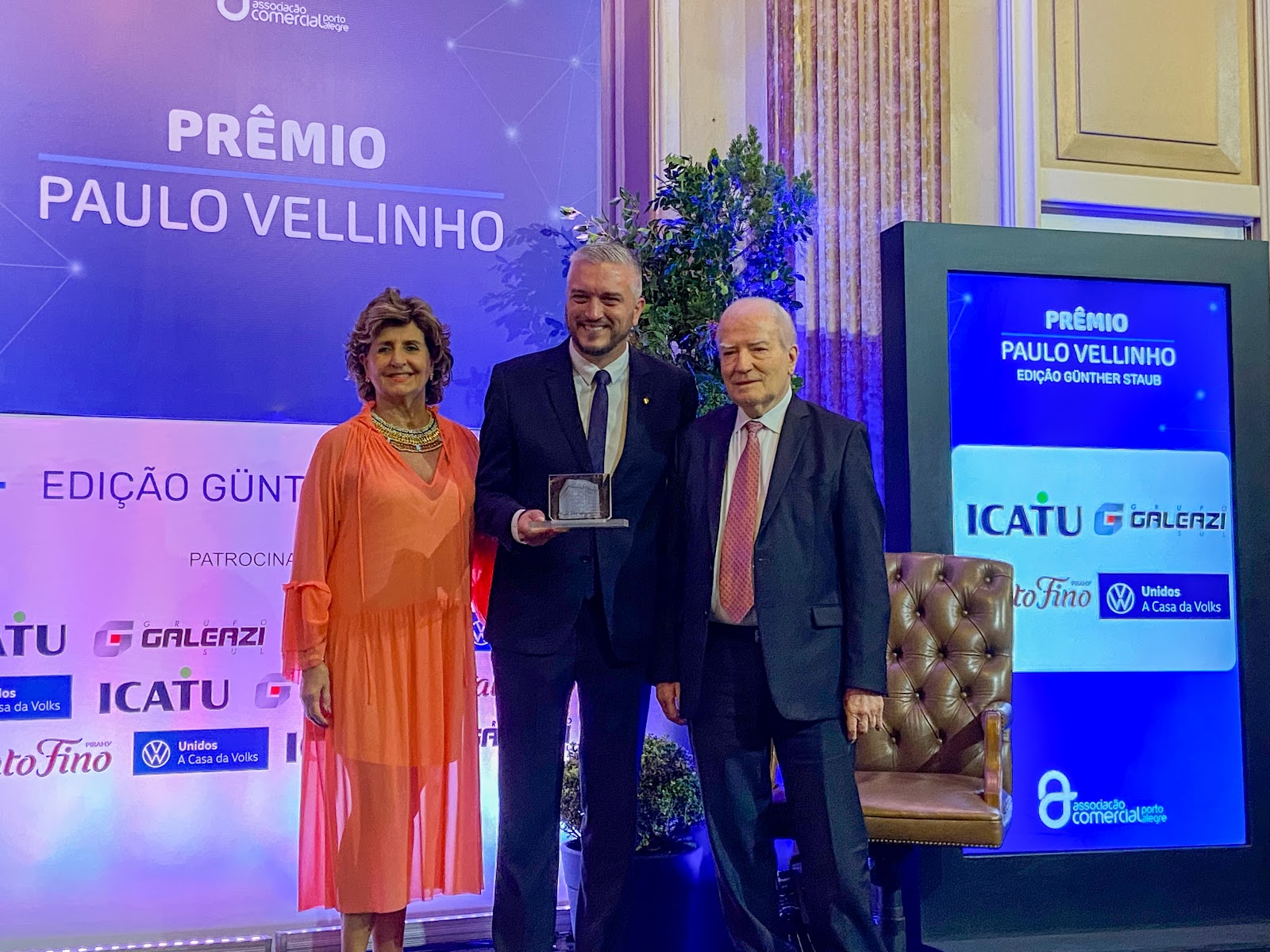 Ramiro Rosário recebe prêmio Destaque Político pela Associação Comercial de Porto Alegre