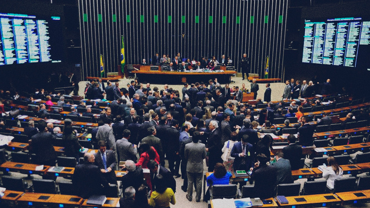 O aumento do número de deputados federais é um completo absurdo, porque ele não corrige a falta de representatividade dos estados e representa mais um custo para as contas públicas.