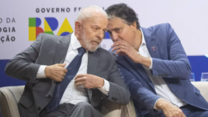 Lula e o ministro da Educação, Camilo Santana, reponsável pela divulgação dos dados sobre alfabetização (PT-CE) (créditos: Hugo Barreto/Metrópoles).