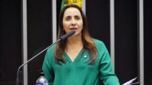 Texto alt: A deputada federal Adriana Ventura apresentou um projeto para suspender o decreto do governo Lula que acabou com cursos 100% EAD (créditos: Câmara dos Deputados).