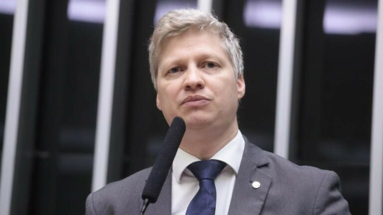 O deputado federal Marcel van Hattem (foto) reforça que o apoio de Lula ao ditador da Rússia, Vladimir Putin, é uma vergonha para a diplomacia brasileira (créditos: Bruno Spada/Câmara dos Deputados).