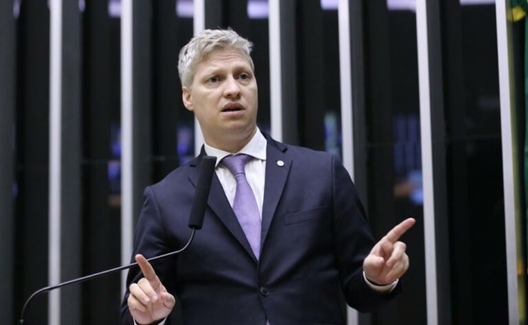 Marcel van Hattem solicitou a presença do ministro Ricardo Lewandowski para esclarecer o asilo político concedido à ex-primeira-dama corrupta do Peru (créditos: Kayo Magalhães/Câmara dos Deputados).