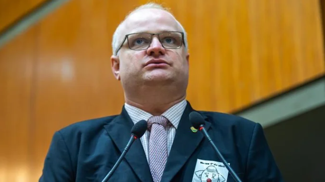 O projeto de Tiago Albrecht estabelece prazo para que a população tenha suas solicitações à prefeitura de Porto Alegre atendidas (reprodução: Leonardo Lopes/Câmara de Porto Alegre).