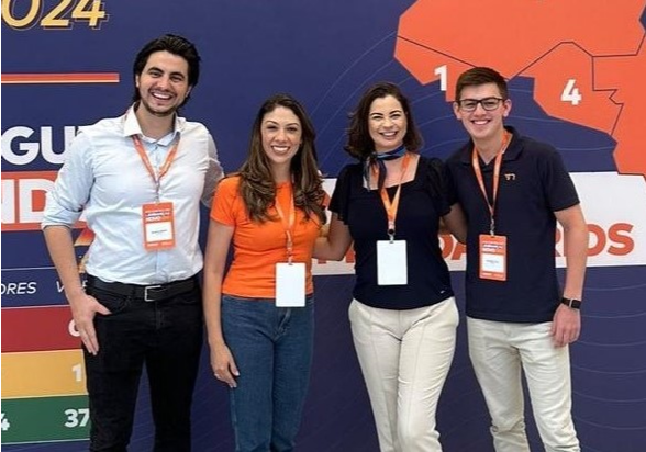A bancada do NOVO em Curitiba propôs um novo modelo de concessão do transporte coletivo, buscando melhorar o sistema com as melhores práticas de mercado. Da esquerda para direita: Rodrigo Marcial, Indiara Barbosa, Amália Tortato (secretária de Desenvolvimento Humano) e Guilherme Kilter (créditos: reprodução).