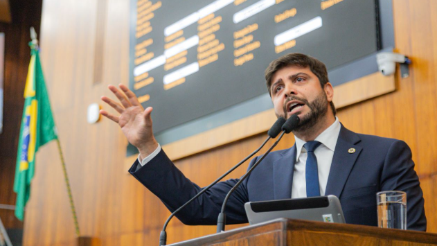 O requerimento de Felipe Camozzato busca esclarecer a tentativa do governo Leite de comprar um jatinho supostamente serviria para demandas de saúde (créditos: Assembleia Legislativa do Rio Grande do Sul).