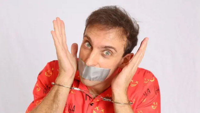 Léo Lins foi condenado a prisão por “racismo recreativo” por piadas feitas durante um especial de comédia de 2022 (créditos: reprodução).