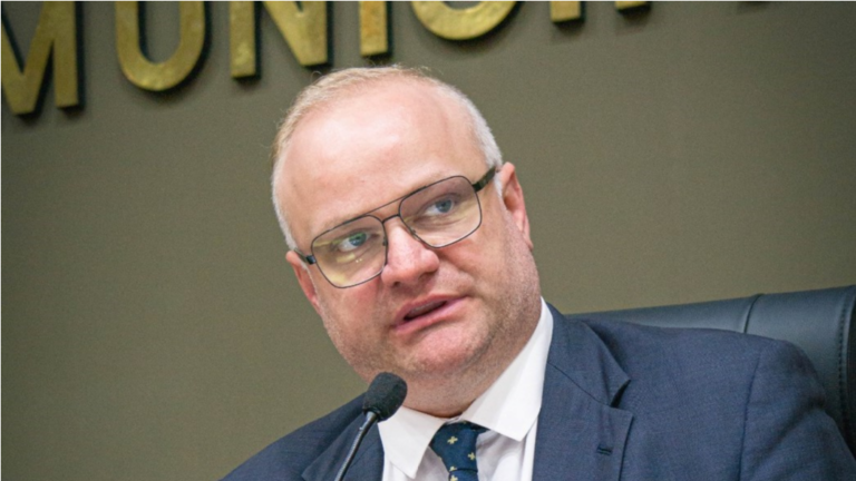 A proposta do vereador Tiago Albrecht estabelece que a prefeitura terá até 45 dias úteis para apresentar uma decisão (créditos: Câmara de Porto Alegre).