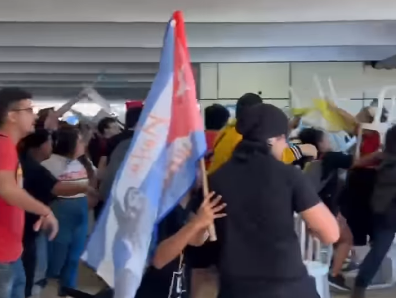 Jovens de direita, da Juventude Livre, são agredidos por uma turba de militantes de esquerda quando tentaram entrar no congresso da UNE. Os esquerdistas usam símbolos socialistas, como a bandeira cubana e camisas com o rosto de Che Guevara (créditos: reprodução).