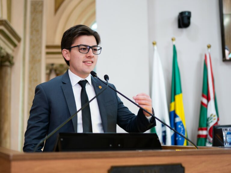 O vereador do NOVO, Guilherme Kilter, apresentou um projeto para permitir que creches contratadas pela prefeitura de Curitiba possam ter acesso ao Armazém da Família (créditos: reprodução).