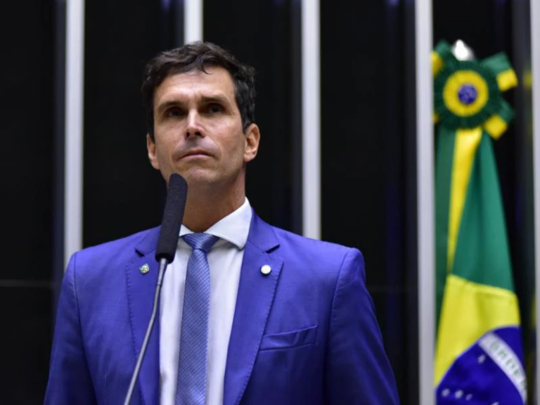 O deputado Luiz Lima entrou com ação no TCU contra mais uma irregularidade do governo Lula, que desta vez está contratando uma empresa proibida de firmar parceria com o poder público (créditos: Zeca Ribeiro/Câmara dos Deputados).