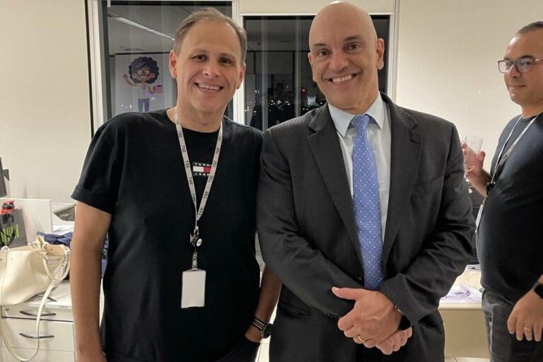 Dallagnol pede que a Procuradoria-Geral da República apure as irregularidades de Alexandre de Moraes, expostas em nova denúncia de Tagliaferro (ao lado de Moraes na foto) (créditos: reprodução).
