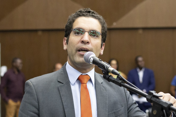 Braulio Lara, relator da CPI da Pampulha, que fundamentou a operação da PF, discursa na Câmara.