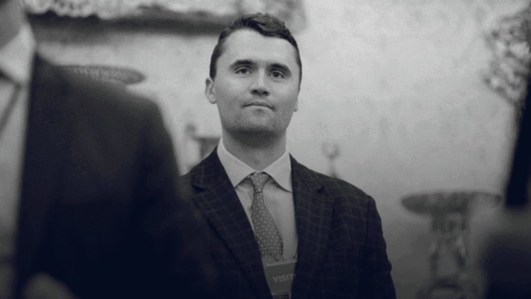 Charlie Kirk foi morto covardemente enquanto realizava um debate aberto em uma universidade nos EUA.