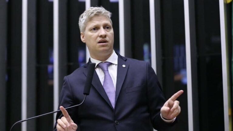 Marcel van Hattem protocolou uma ação no STF para que a Corte apure suspeitas de violação de sigilo na CPMI do INSS (créditos: Kayo Magalhães/Câmara dos Deputados).