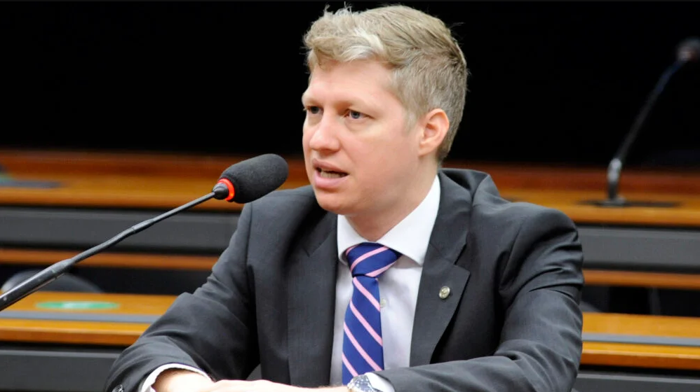 Marcel van Hattem deixou Carlos Lupi sem resposta ao perguntar se o ex-ministro era responsável pela nomeação de pessoas que participaram da fraude do INSS (créditos: Câmara dos Deputados).