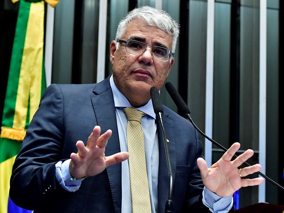 O senador Eduardo Girão, que assina a PEC para tornar o processo de escolha e a atuação dos ministros do STF menos política, discursa na Tribuna do Senado.