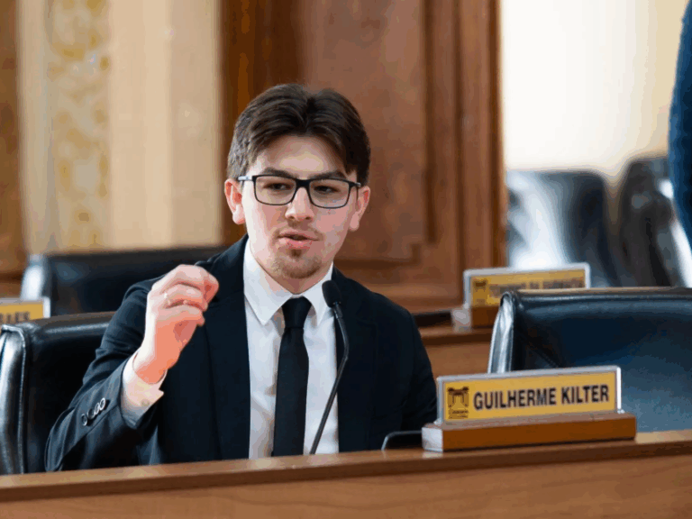 Vereador Guilherme Kilter, que apresentou uma proposta para combater a violência contra professores da rede pública de Curitiba, discursa no Plenário da Câmara Municipal.