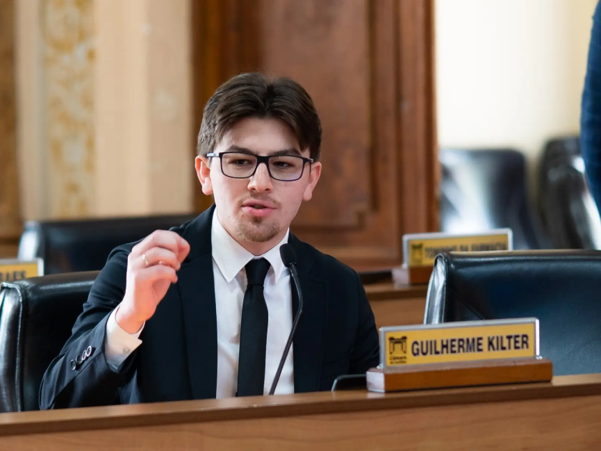Vereador Guilherme Kilter, que apresentou uma proposta para combater a violência contra professores da rede pública de Curitiba, discursa no Plenário da Câmara Municipal.