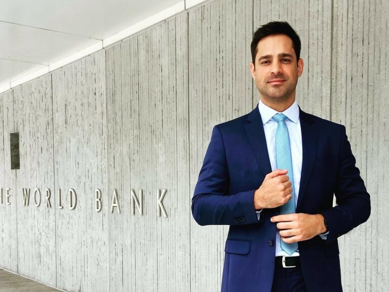 Leo Siqueira, deputado estadual do NOVO que entrou com uma ação contra o novo contrato de SUVs de luxo para o Senado, posa de terno.