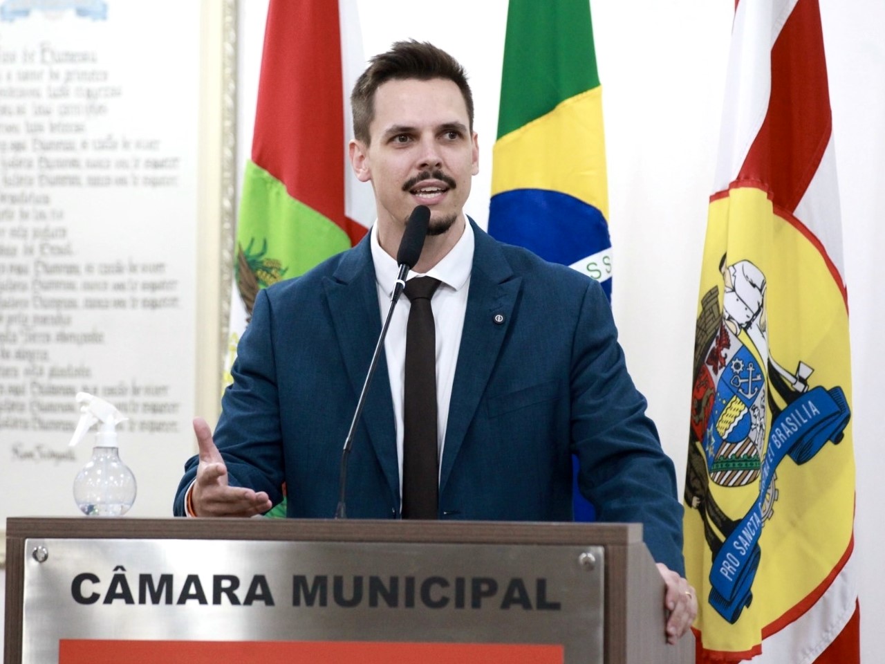 Bruno Win, que redigiu o anteprojeto para evitar intoxicação por bebidas com metanol em Blumenau, discursa de terno e gravata na Tribuna da Câmara Municipal.