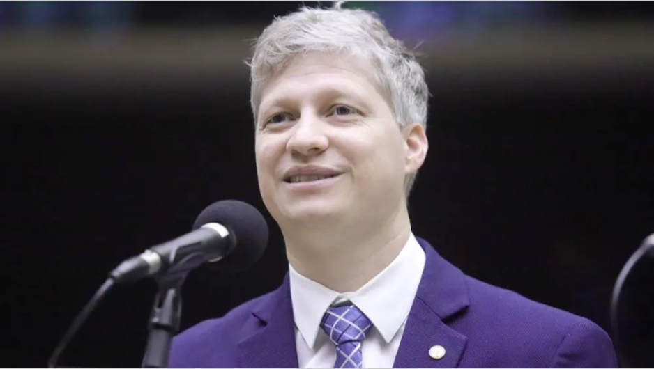 Marcel van Hattem, que teve aprovado seu relatório retirando a exigência de visto para turistas dos EUA, Japão, Austrália e Canadá, sorri em discurso no Plenário da Câmara dos Deputados.