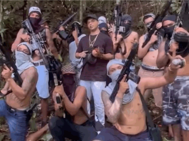 Grupo de bandidos, em sua maioria mascarados, de facção criminosa em zona de mata e fortemente armados. O NOVO enviou um projeto ao Congresso para reconhecer facções, como CV e PCC, como grupos terroristas.