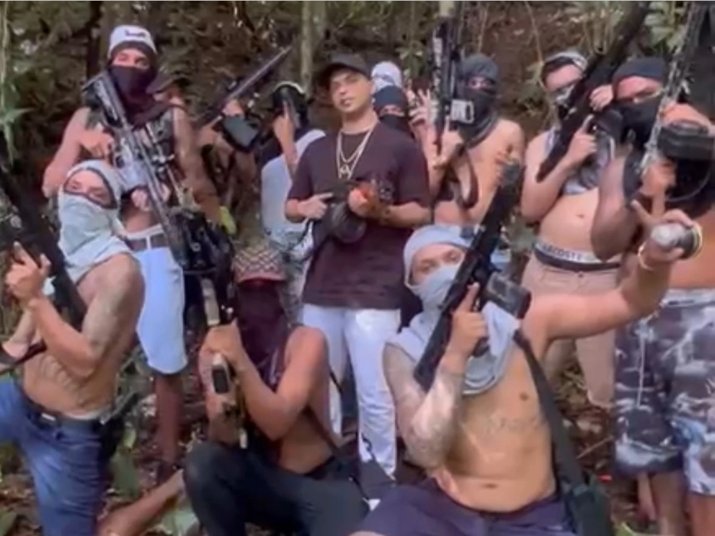 Grupo de bandidos, em sua maioria mascarados, de facção criminosa em zona de mata e fortemente armados. O NOVO enviou um projeto ao Congresso para reconhecer facções, como CV e PCC, como grupos terroristas.