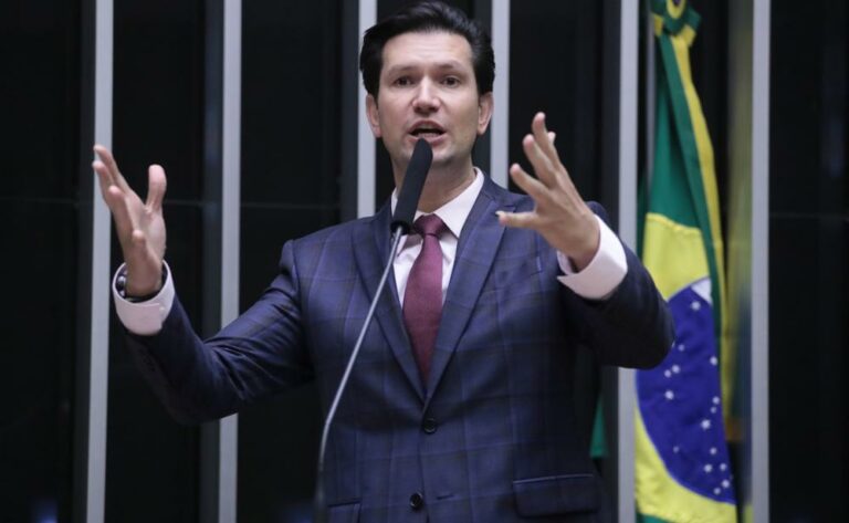 Gilson Marques, que deu parecer favorável ao projeto que protege ambulantes de fiscais abusivos, gesticula em discurso na Tribuna da Câmara.