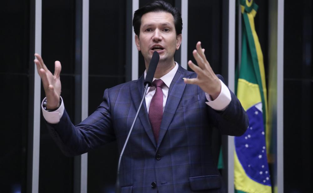 Gilson Marques, que deu parecer favorável ao projeto que protege ambulantes de fiscais abusivos, gesticula em discurso na Tribuna da Câmara.