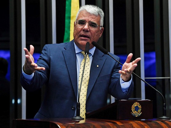 Eduardo Girão, que exige a CPI do Banco Master, discursa inflamado na Tribuna do Senado.