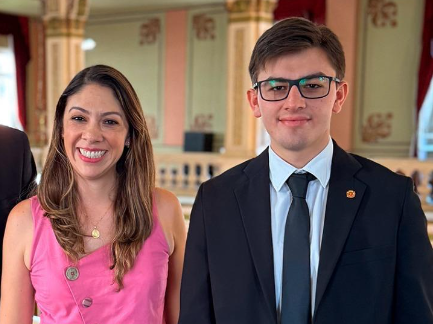 Guilherme Kilter e Indiara Barbosa, que assinaram o projeto para ampliar o Armazém da Família em Curitiba, posam para foto lado a lado nas galerias da Câmara Municipal.