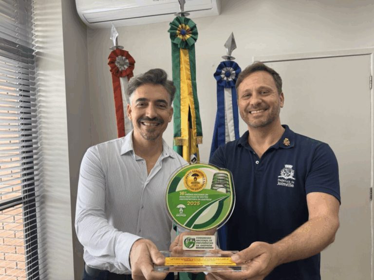 O prefeito de Joinville pelo NOVO, Adriano Silva, cuja gestão recebeu diversos prêmios em um único dia, segura o título de reconhecimento pelo trabalho na previdência.