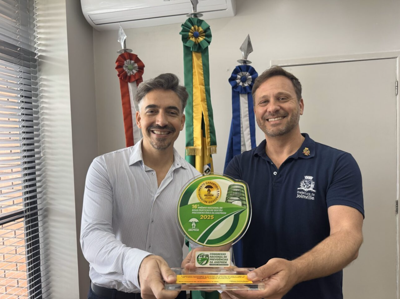 O prefeito de Joinville pelo NOVO, Adriano Silva, cuja gestão recebeu diversos prêmios em um único dia, segura o título de reconhecimento pelo trabalho na previdência.