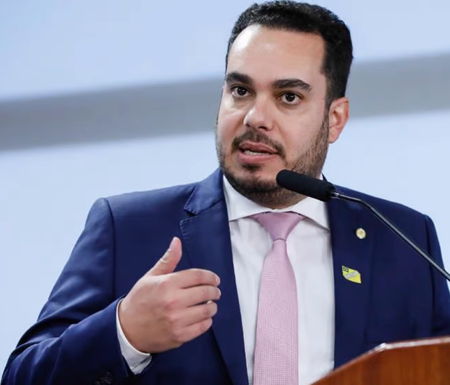 Paulo Martins, que contribuiu para Curitiba se tornar líder na desburocratização na abertura de empresas, discursa em evento.