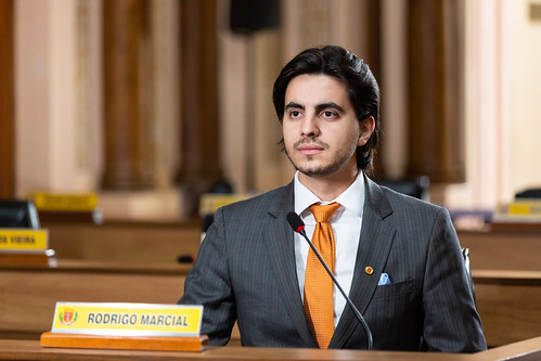 O vereador Rodrigo Marcial, que queimou uma bandeira de URSS em lembrança ao Holodomor, posa para uma foto no plenário da Câmara Municipal de Curitiba.