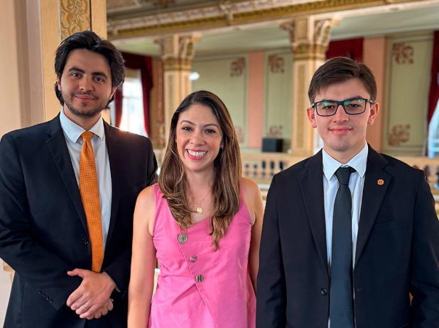 Os vereadores do NOVO, que apoiam o projeto para prorrogar as multas para empreendedores durante a pandemia, Rodrigo Marcial, Indiara Barbosa e Guilherme Kilter, nas galerias da Câmara de Curitiba.