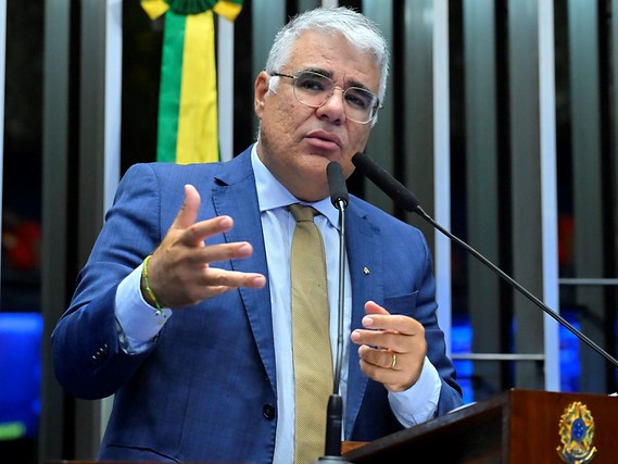 O senador Eduardo Girão, que apresentou o projeto inovador para combater o nepotismo na gestão pública, discursa na Tribuna.