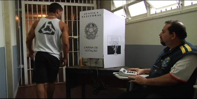 A emenda do NOVO que proíbe que presos votem nas eleições foi aprovada. Na imagem, um preso caminha para uma urna eleitoral dentro de um presídio.