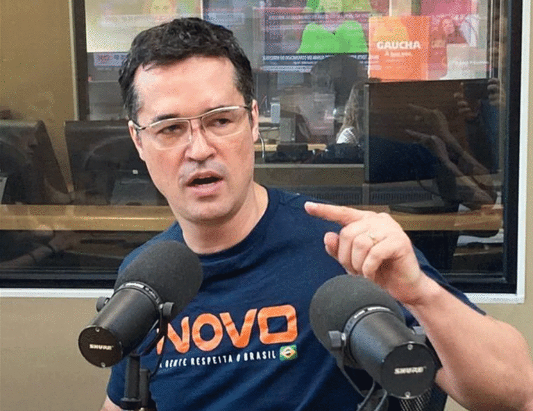 Deltan Dallagnol, o pré-candidato a senador pelo Paraná líder nas pesquisas, em programa de rádio com a camiseta do Partido Novo.