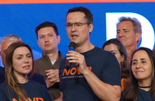 Deltan Dallagnol, candidato a senador pelo Paraná líder nas pesquisas, discursa em evento do Partido Novo.