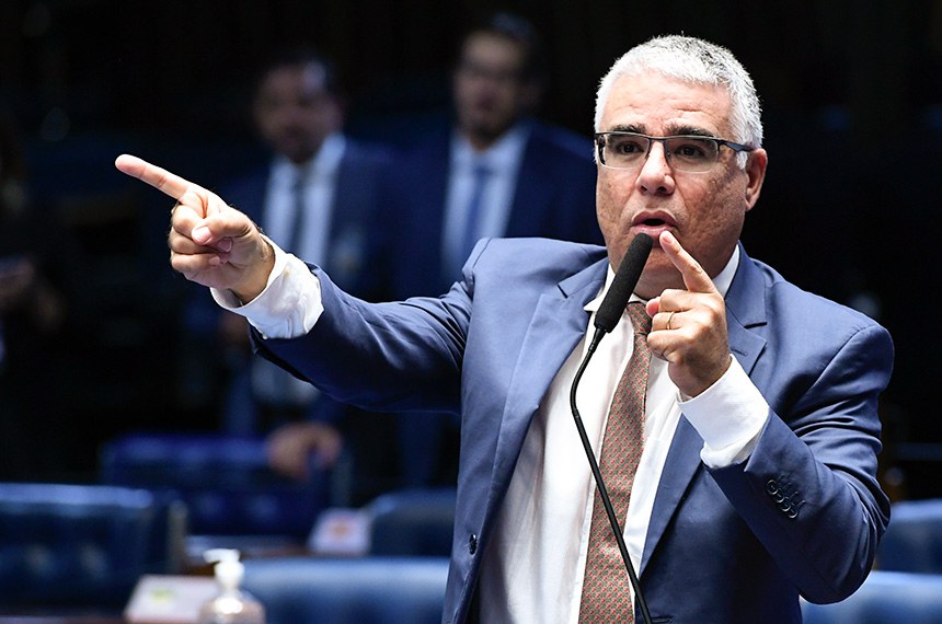 O senador Eduardo Girão, que protocolou requerimentos para esclarecer o caso Banco Master, discursa no plenário do Senado.