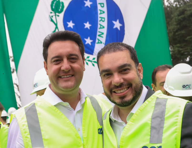 À esquerda, Ratinho Junior, atual governador do Paraná, e, à direita, Paulo Martins, pré-candidato a governador do Paraná.
