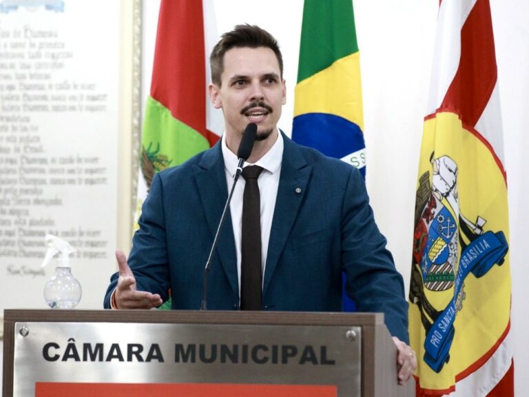 O vereador Bruno Win, que barrou o projeto que premiava o aumento de impostos em Blumenau, discursa na tribuna da Câmara.