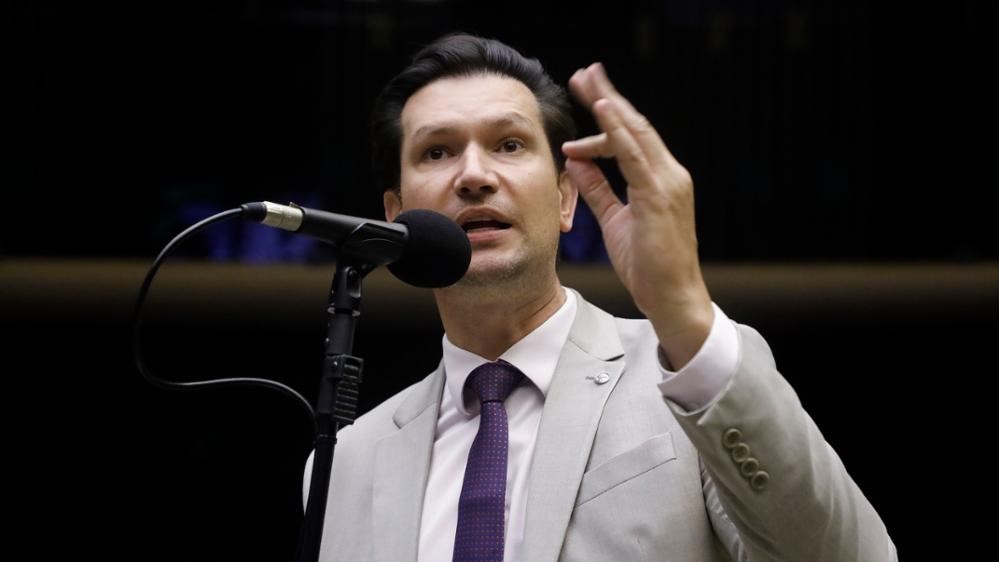 O deputado federal Gilson Marques, que se destacou pelo voto contra o aumento de R$ 40 bilhões em impostos sobre investimentos, fintechs e BETs, discursa no plenário da Câmara.