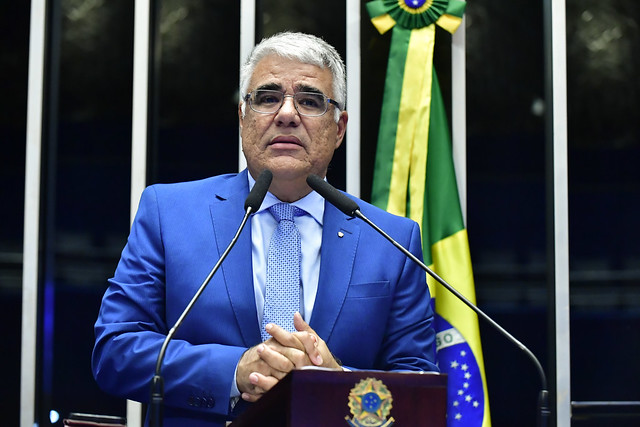 O senador Eduardo Girão, que assinou a PEC para isenta o IPVA de veículos com mais de 20 anos, discursa na Tribuna da Casa.