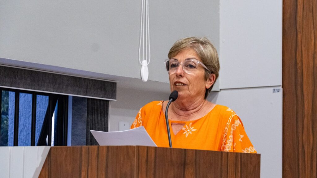 Lourdes Matias, que apontou irregularidades no contrato de saneamento de Bombinhas, discursa na Tribuna da Câmara.