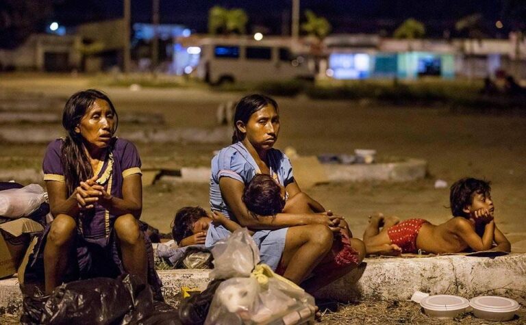 Refugiados venezuelanos, como os que ocupam a Praça do Derby, em Recife, nas ruas do Brasil.