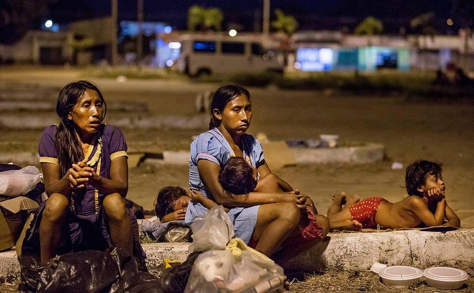 Refugiados venezuelanos, como os que ocupam a Praça do Derby, em Recife, nas ruas do Brasil.